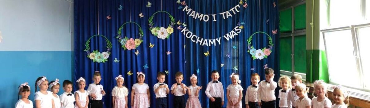 Uroczystość z okazji Dnia Mamy i Taty 4-latki