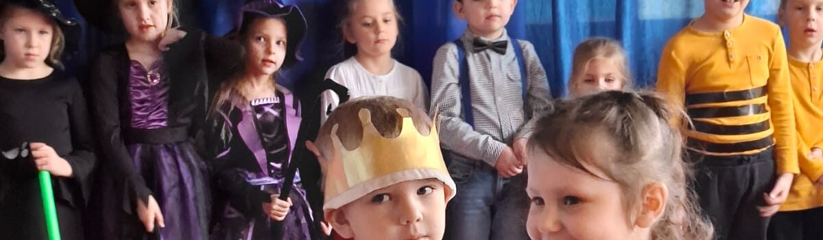 Występ grupy 4 i 6 latków z okazji „ Dnia Postaci z bajek”