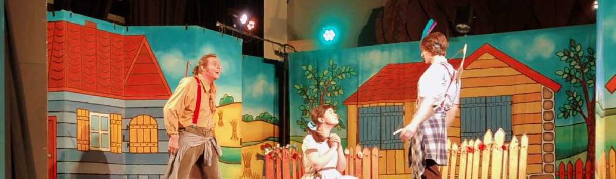 Wyjście 5 i 6 latków do Teatru Impresaryjnego na przedstawienie teatralne pt. ,, Przyjaciele z Bullerbyn”