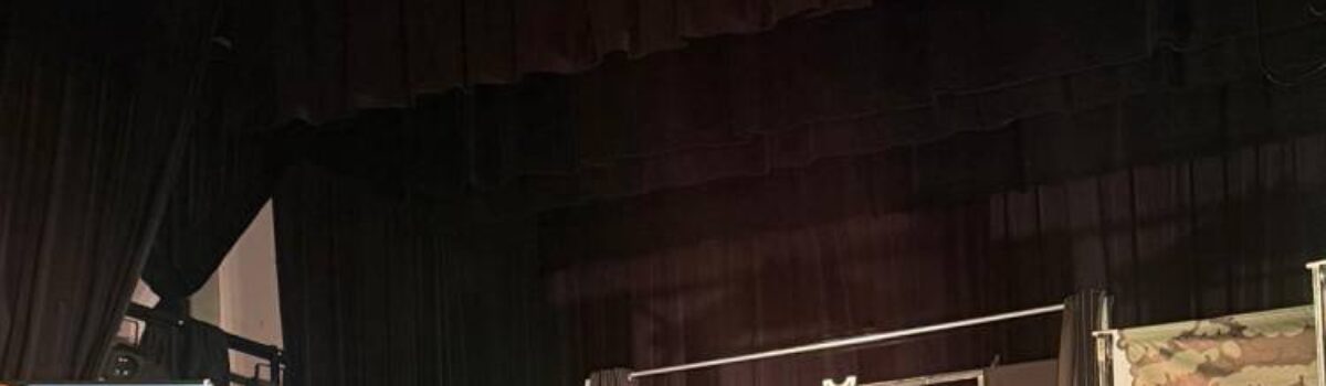 Wyjście grup 5 i 6 latków do Teatru Impresaryjnego na spektakl ,,Przygody Baltazara Gąbki i Wawelskiego Smoka”