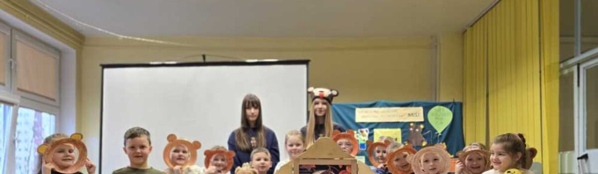 Wizyta 3-4, 6 latków w bibliotece szkolnej z okazji dnia pluszowego misia